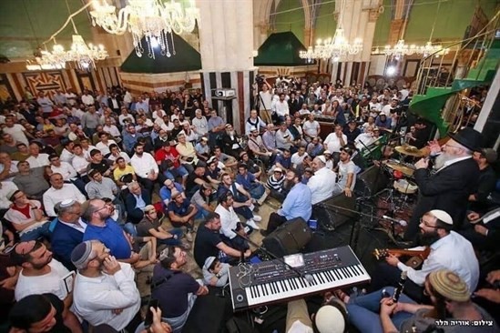 مئات المستوطنين يحولون المسجد الابراهيمي إلى كنيس يهودي