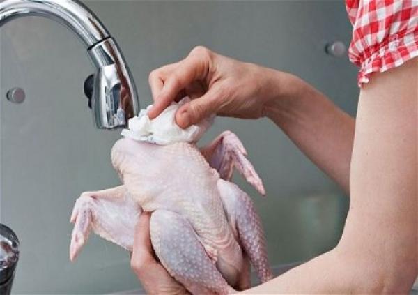 دراسة تكشف سبب منع غسل الدجاج قبل الطهي