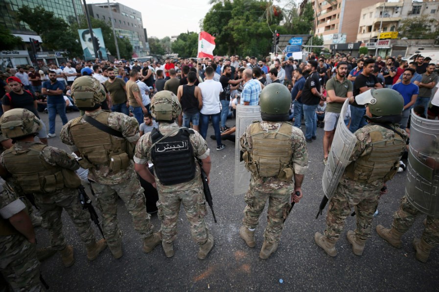 الجيش اللبناني يؤكد تضامنه مع المطالب المحقة للمحتجين