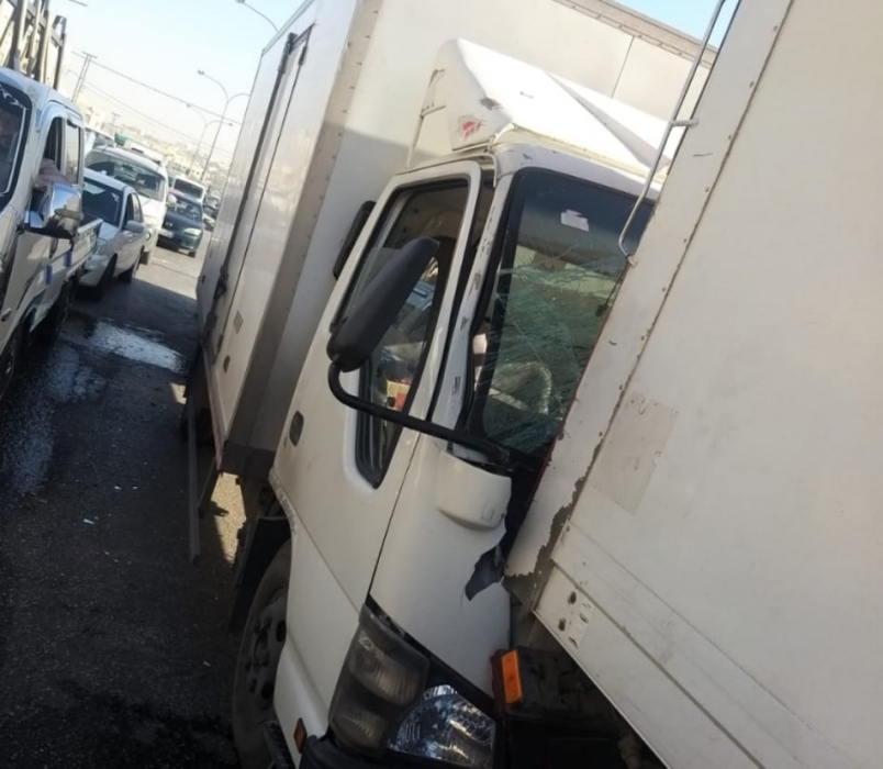 بالصور .. حادث تصادم حافلة و4 مركبات في عمان يسفر عن عدة إصابات