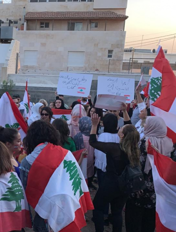 اللبنانيون في الأردن ينفذون وقفة تضامنية امام سفارة بلادهم