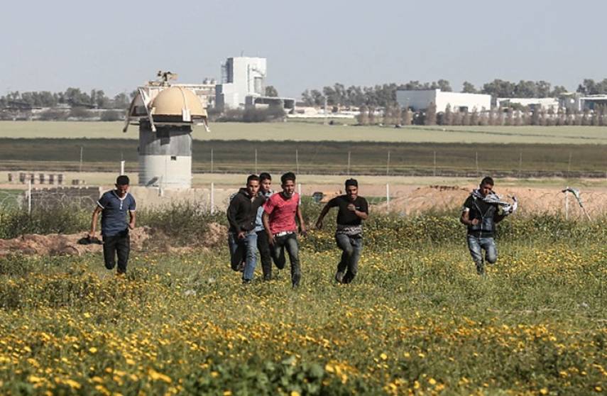غزة .. شبان يحطمون بوابة بسياج الاحتلال شرق خانيونس
