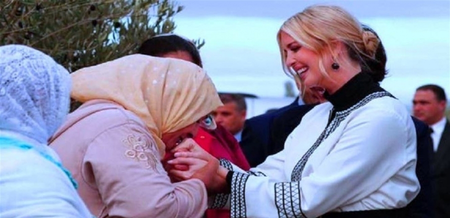 بالفيديو .. امرأة مغربية تنحني وتقبل يد ايفانكا ترامب.. هذا ما قالته