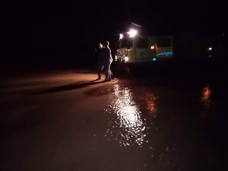 بالصور..الدفاع المدني يساعد عدد من المواطنين مع راعي أغنام حاصرتهم مياه الأمطار في الرويشد
