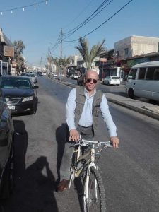 بالصور .. رئيس بلدية سحاب يتوجه لدوامه مستخدما دراجة هوائية