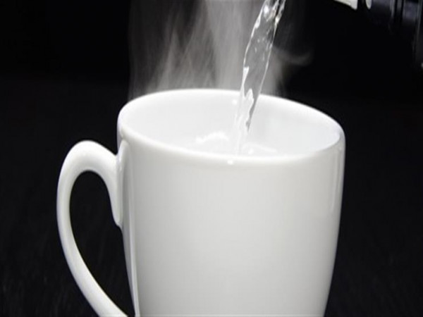 ما فائدة شرب الماء الدافئ قبل الفطور؟
