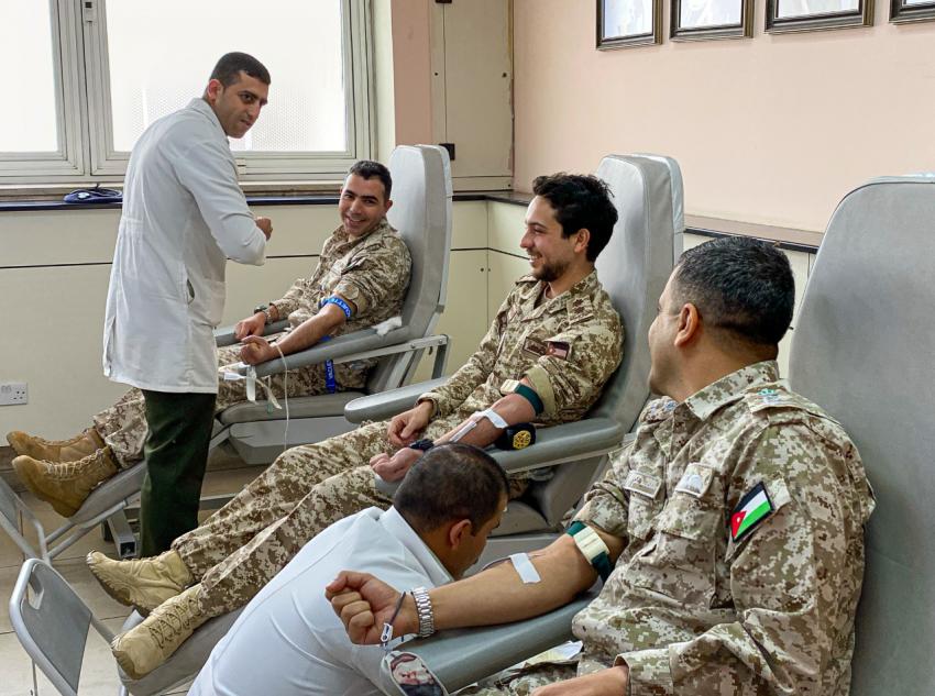 بالفيديو والصور.. ولي العهد الأمير الحسين يتبرع بالدم في المدينة الطبية