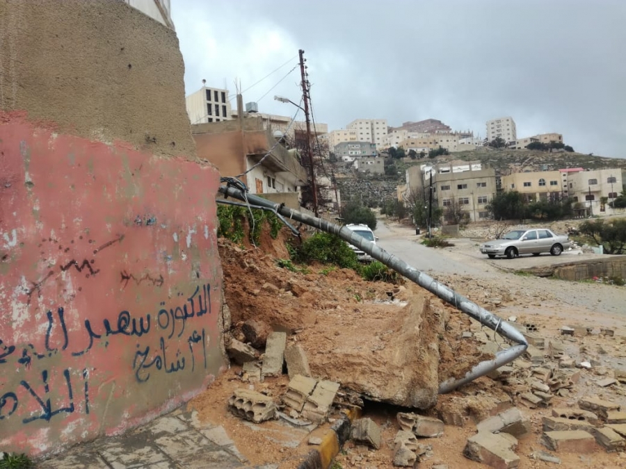 شاهد بالصور .. انهيار جدار استنادي لمنزل مقابل مبنى المحافظة في الكرك