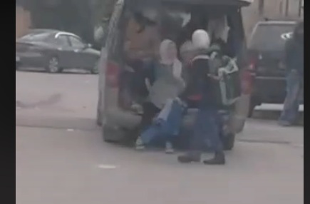 بالفيديو ...ضبط سائق قام بالاستهتار بحياة الطلاب اثناء نقلهم