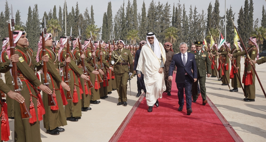 الملك في مقدمة مودعي أمير دولة قطر