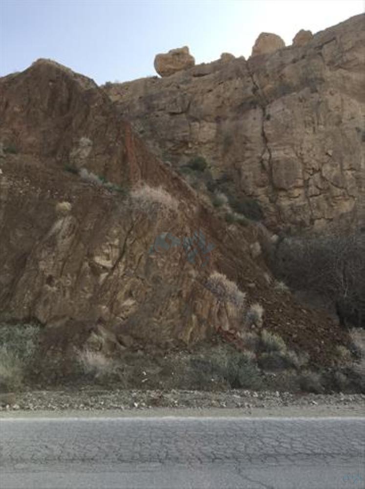 انزلاقات صخرية وتصدعات على طريق الكرك الاغوار