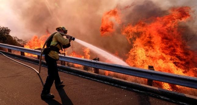حريق بكاليفورنيا يجبر الآلاف على ترك منازلهم